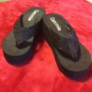 Black Cammie platform flip flops 6.5
